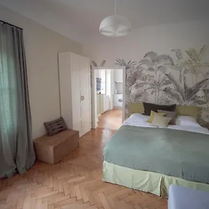 Flat By Grazrentals With Garden View & Parking Included Apartment