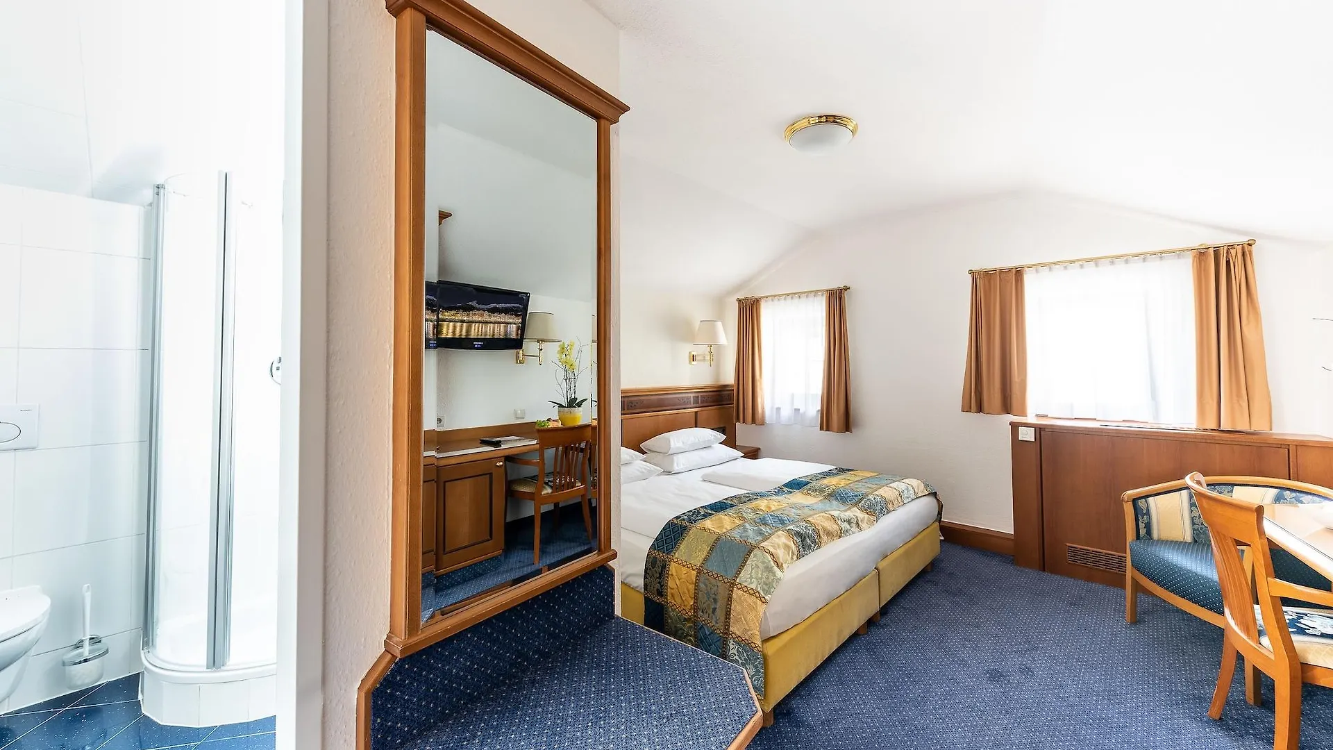 Hotel Mondschein Innsbruck 4*,